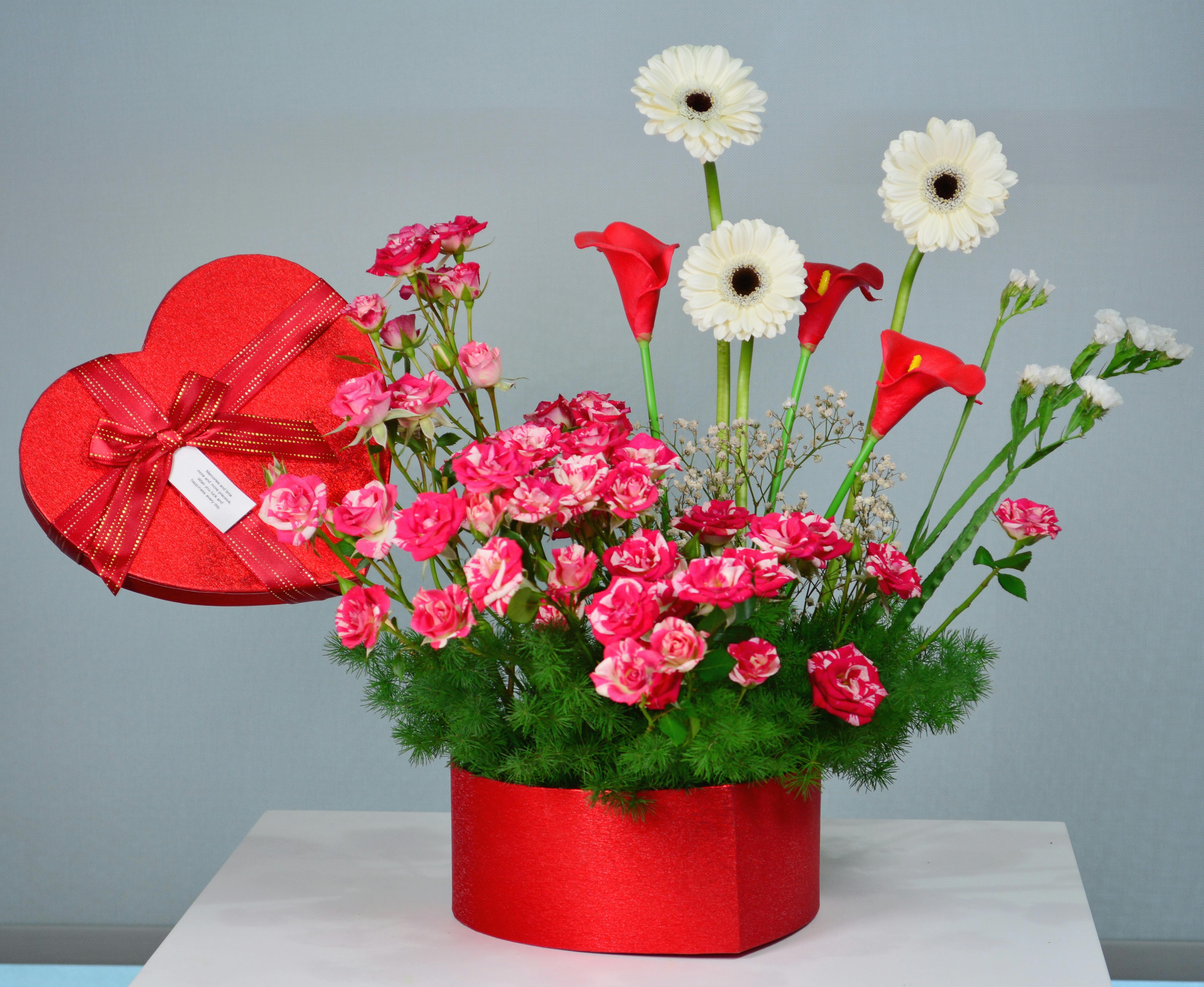 Caja Corazón con Claveles y Gerberas
